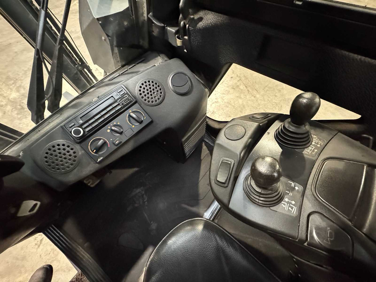 Forklift 2015 LINDE H25D-02 2.500KG 3.+4TH VALVE FORK ADJUSTER DIESEL FORKLIFT FORKLIFT 10.925 HOURS.: gambar 15 Forklift 2015 LINDE H25D-02 2.500KG 3.+4TH VALVE FORK ADJUSTER DIESEL FORKLIFT FORKLIFT 10.925 HOURS.: gambar 15