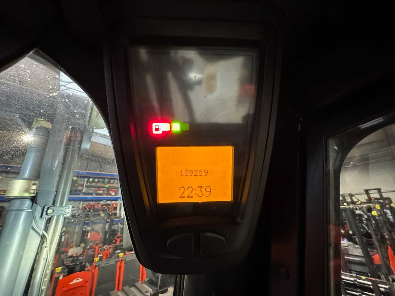 Forklift 2015 LINDE H25D-02 2.500KG 3.+4TH VALVE FORK ADJUSTER DIESEL FORKLIFT FORKLIFT 10.925 HOURS.: gambar 17 Forklift 2015 LINDE H25D-02 2.500KG 3.+4TH VALVE FORK ADJUSTER DIESEL FORKLIFT FORKLIFT 10.925 HOURS.: gambar 17