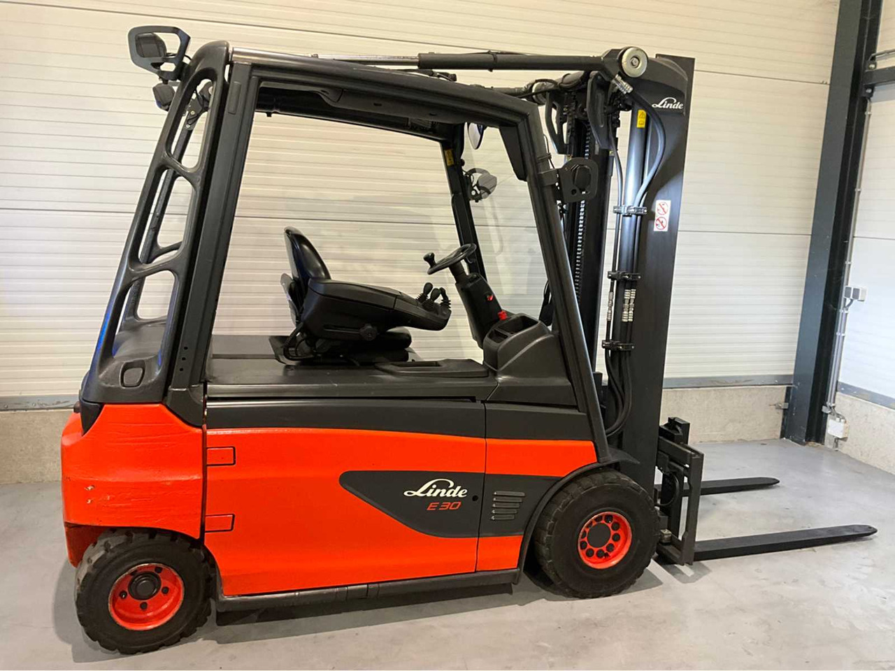 2017 LINDE E30L-01 3000KG FORKLIFT - Forklift: gambar 5 2017 LINDE E30L-01 3000KG FORKLIFT - Forklift: gambar 5