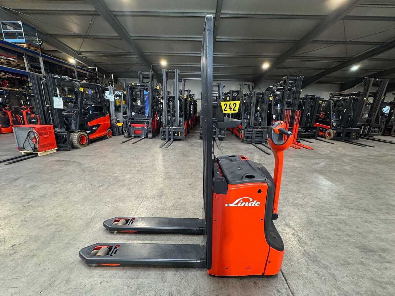2017 LINDE T16L PALLET TRUCK ANT STACKER INITIAL STROKE 1,677 HOURS - Forklift: gambar 2 2017 LINDE T16L PALLET TRUCK ANT STACKER INITIAL STROKE 1,677 HOURS - Forklift: gambar 2