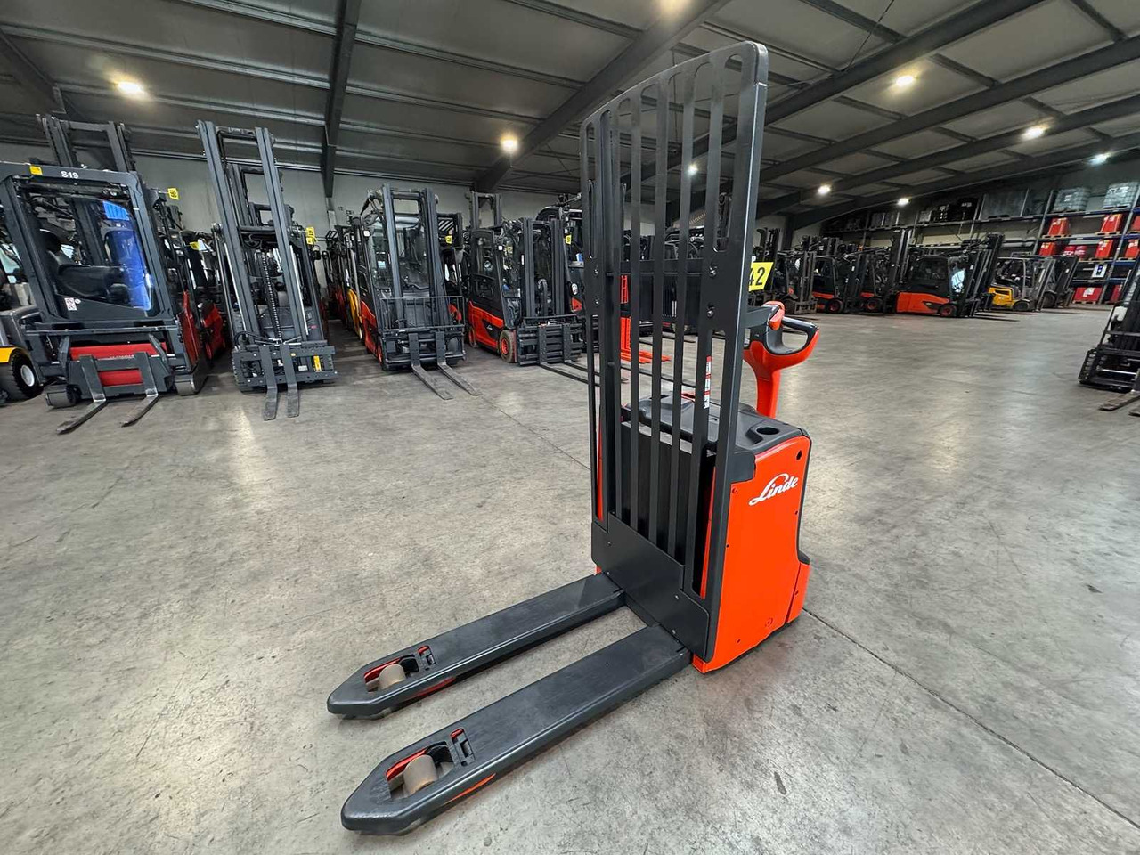 2017 LINDE T16L PALLET TRUCK ANT STACKER INITIAL STROKE 1,677 HOURS - Forklift: gambar 3 2017 LINDE T16L PALLET TRUCK ANT STACKER INITIAL STROKE 1,677 HOURS - Forklift: gambar 3