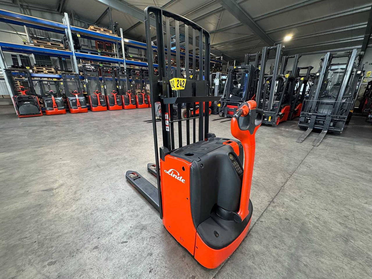 2017 LINDE T16L PALLET TRUCK ANT STACKER INITIAL STROKE 1,677 HOURS - Forklift: gambar 5 2017 LINDE T16L PALLET TRUCK ANT STACKER INITIAL STROKE 1,677 HOURS - Forklift: gambar 5