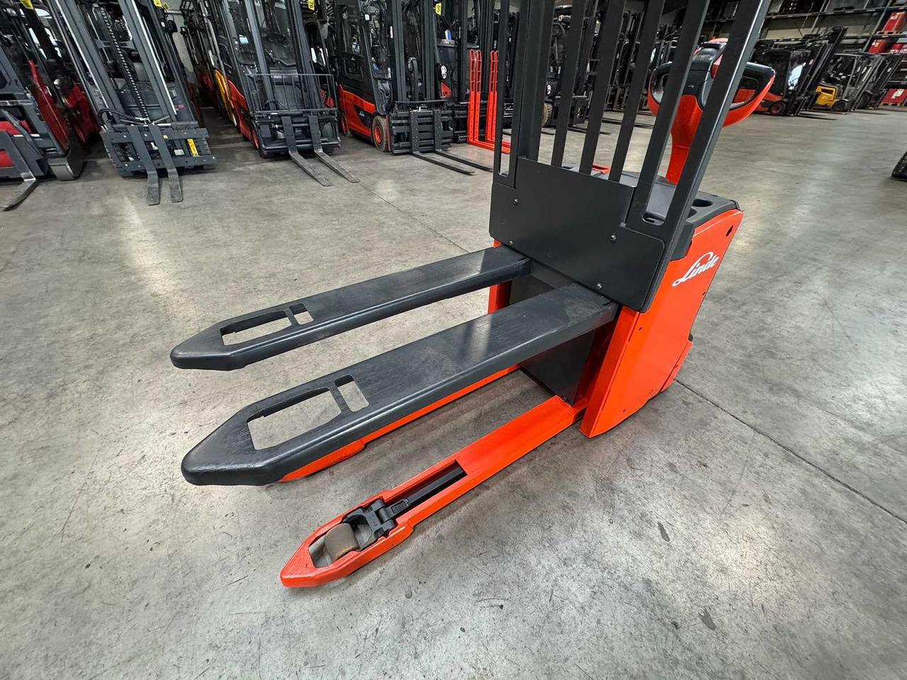 2017 LINDE T16L PALLET TRUCK ANT STACKER INITIAL STROKE 1,677 HOURS - Forklift: gambar 4 2017 LINDE T16L PALLET TRUCK ANT STACKER INITIAL STROKE 1,677 HOURS - Forklift: gambar 4
