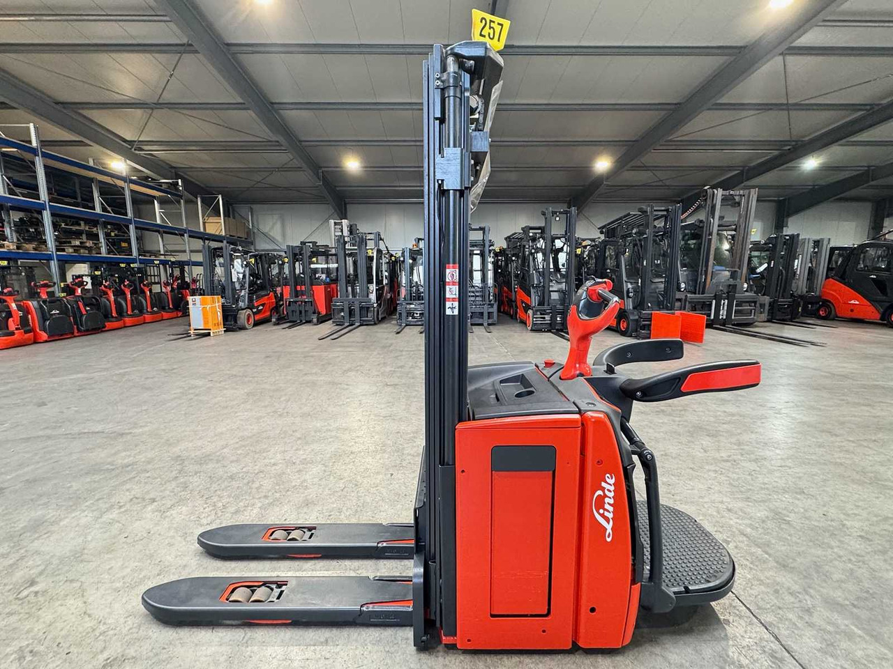 2019 SERVICE +UVV 01/2026 LINDE L16API 1,600KG TRIPLEX 470CM PALLET TRUCK INITIAL LIFT SCALE 2,779 HOURS - Forklift: gambar 1 2019 SERVICE +UVV 01/2026 LINDE L16API 1,600KG TRIPLEX 470CM PALLET TRUCK INITIAL LIFT SCALE 2,779 HOURS - Forklift: gambar 1