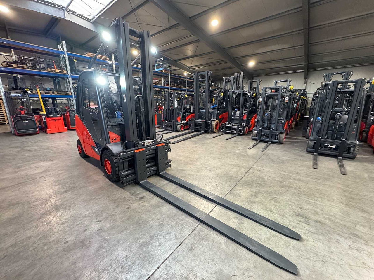 2020 LINDE H35T 3.500KG 3.+4TH VALVE 177CM FORK ADJUSTER TRIPLEX 645CM GAS FORKLIFT FORKLIFT - Forklift: gambar 3 2020 LINDE H35T 3.500KG 3.+4TH VALVE 177CM FORK ADJUSTER TRIPLEX 645CM GAS FORKLIFT FORKLIFT - Forklift: gambar 3