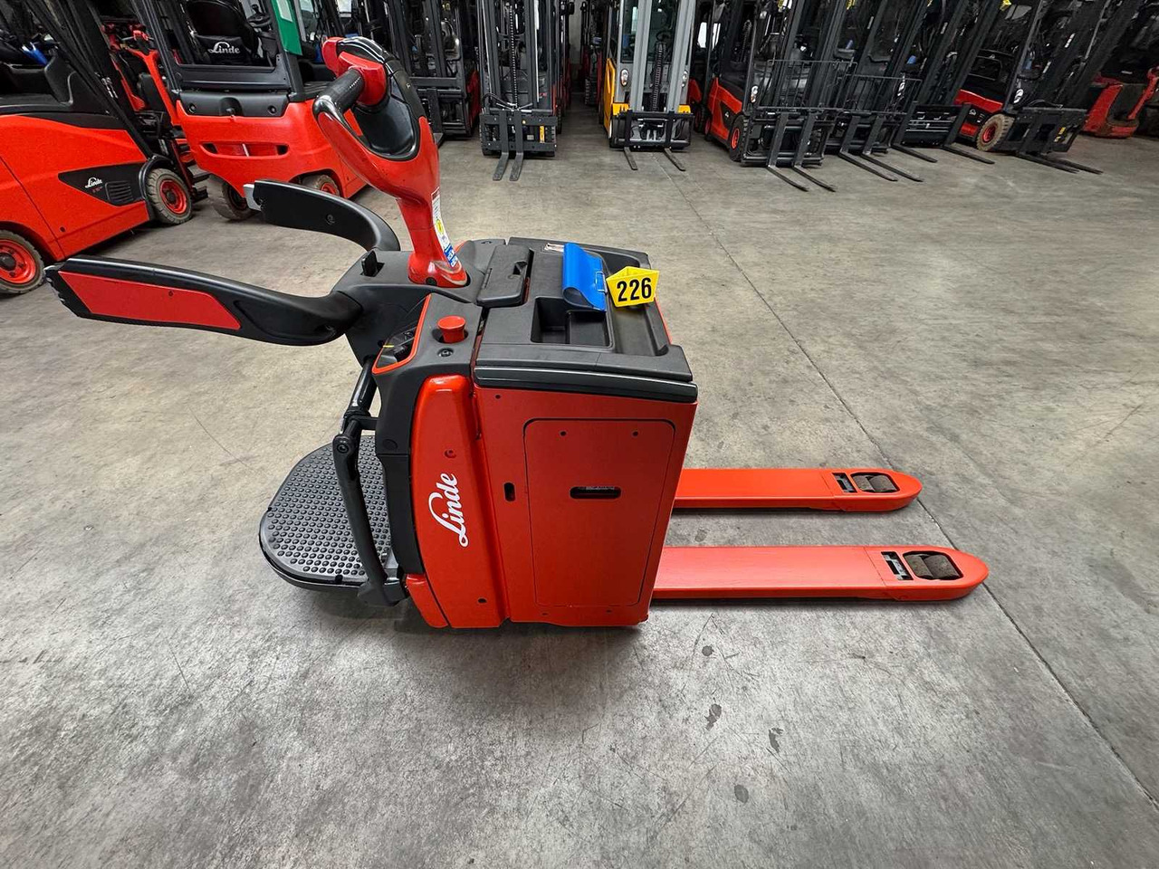 2020 SERVICE + UVV 10/2026 LINDE T20AP 2,000KG PALLET TRUCK ANT STACKER PLATFORM T20 AP 2,536 HOURS - Forklift: gambar 3 2020 SERVICE + UVV 10/2026 LINDE T20AP 2,000KG PALLET TRUCK ANT STACKER PLATFORM T20 AP 2,536 HOURS - Forklift: gambar 3