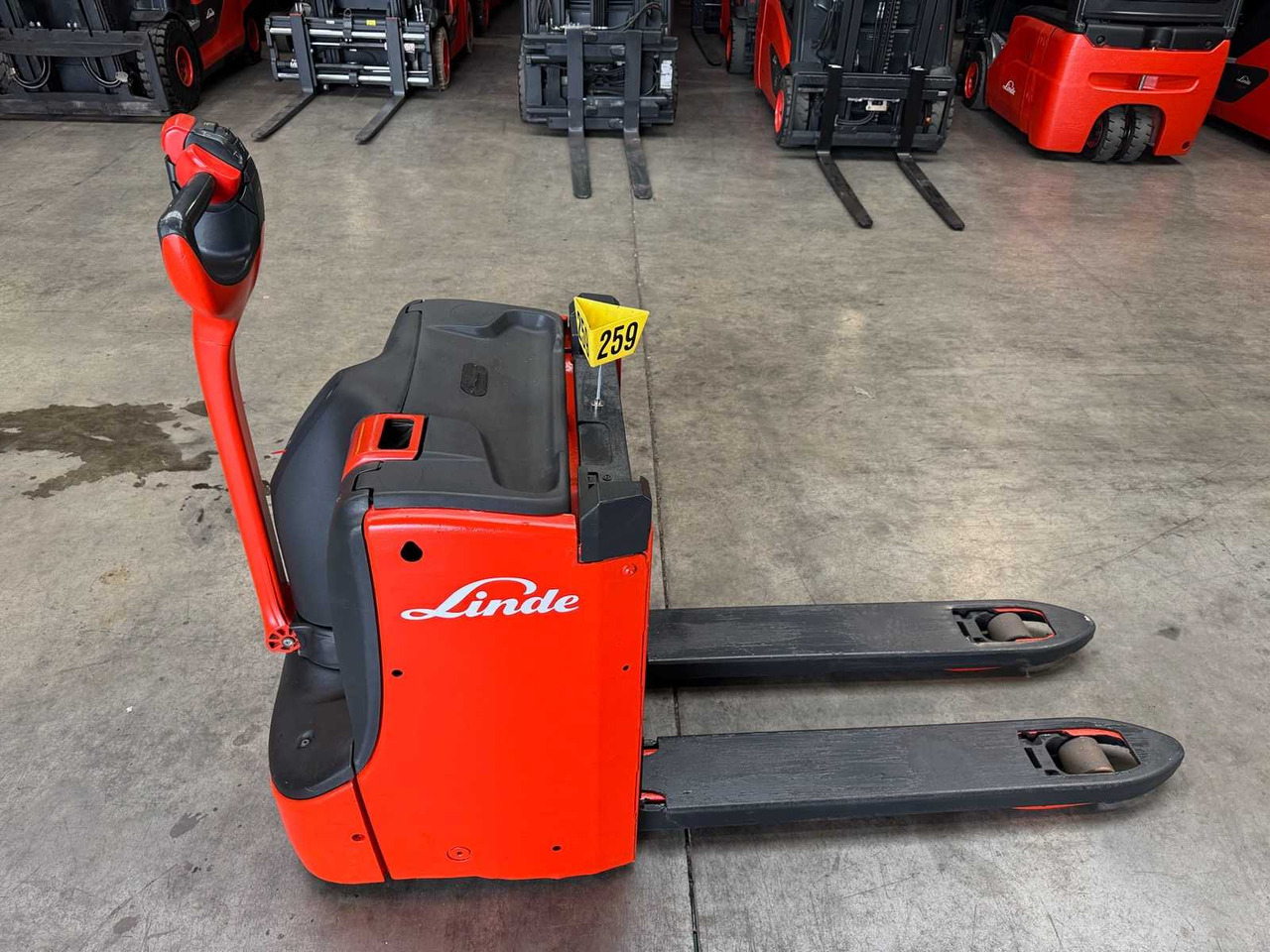 2021 LINDE T16L PALLET TRUCK ANT STACKER INITIAL STROKE 1,675 HOURS - Forklift: gambar 5 2021 LINDE T16L PALLET TRUCK ANT STACKER INITIAL STROKE 1,675 HOURS - Forklift: gambar 5