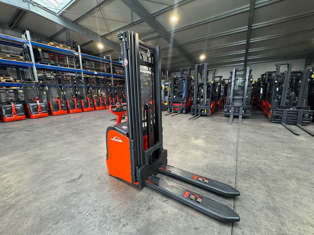 32/2019 SERVICE +UVV 10/2026 LINDE L14 TRIPLEX 470CM PALLET TRUCK ANT 1,983 HOURS - Forklift: gambar 5 32/2019 SERVICE +UVV 10/2026 LINDE L14 TRIPLEX 470CM PALLET TRUCK ANT 1,983 HOURS - Forklift: gambar 5