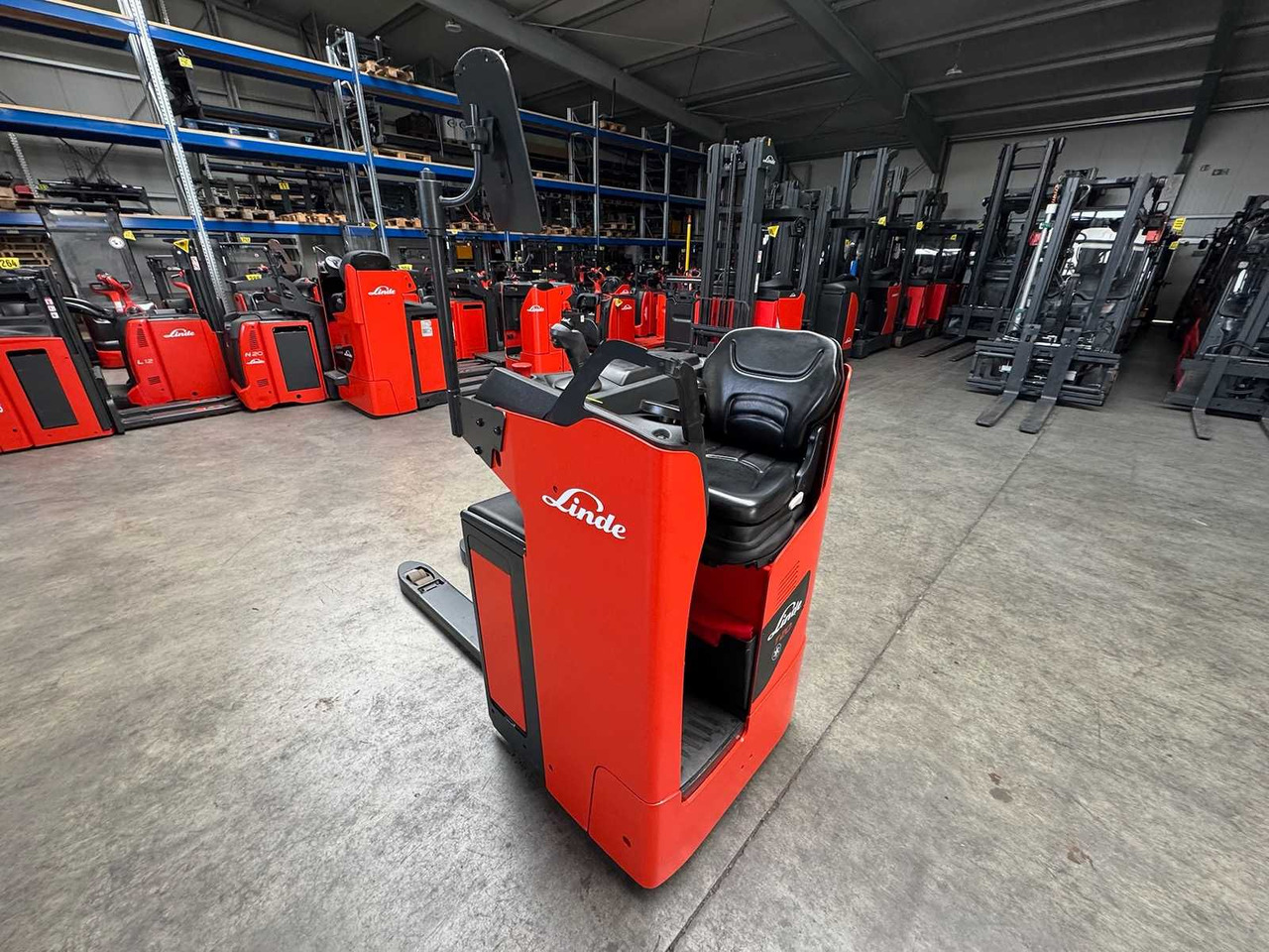 BATTERY 46/2023 BJ.2020 SERVICE + UVV 08/2026 LINDE T20R PALLET TRUCK STACKER ANT 4,715 HOURS - Forklift: gambar 4 BATTERY 46/2023 BJ.2020 SERVICE + UVV 08/2026 LINDE T20R PALLET TRUCK STACKER ANT 4,715 HOURS - Forklift: gambar 4