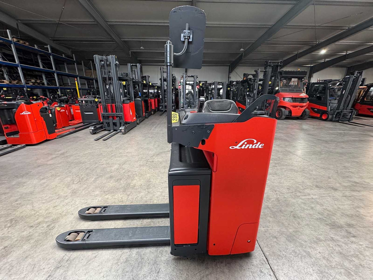 BATTERY 46/2023 BJ.2020 SERVICE + UVV 08/2026 LINDE T20R PALLET TRUCK STACKER ANT 4,715 HOURS - Forklift: gambar 1 BATTERY 46/2023 BJ.2020 SERVICE + UVV 08/2026 LINDE T20R PALLET TRUCK STACKER ANT 4,715 HOURS - Forklift: gambar 1