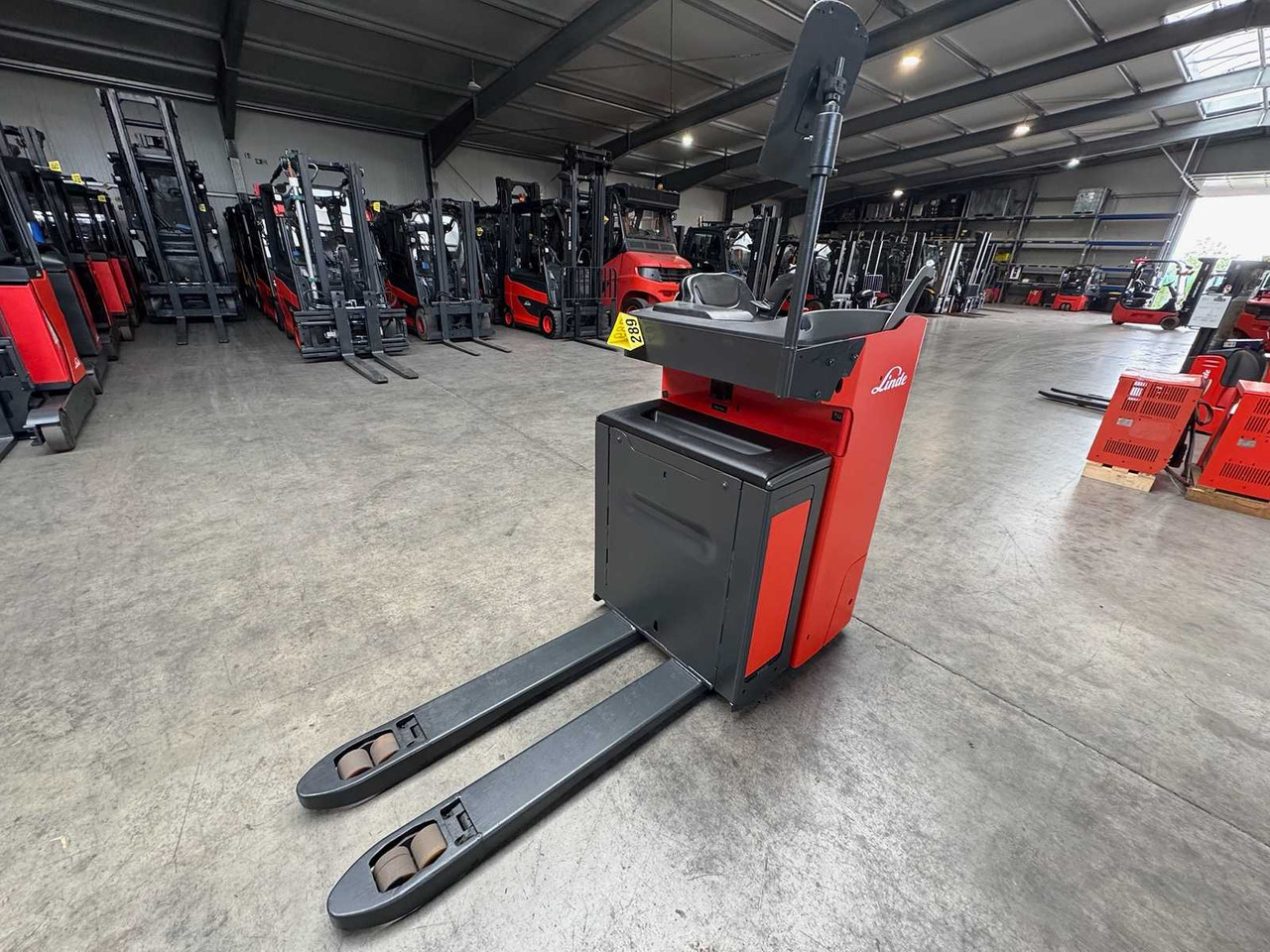 BATTERY 46/2023 BJ.2020 SERVICE + UVV 08/2026 LINDE T20R PALLET TRUCK STACKER ANT 4,715 HOURS - Forklift: gambar 5 BATTERY 46/2023 BJ.2020 SERVICE + UVV 08/2026 LINDE T20R PALLET TRUCK STACKER ANT 4,715 HOURS - Forklift: gambar 5