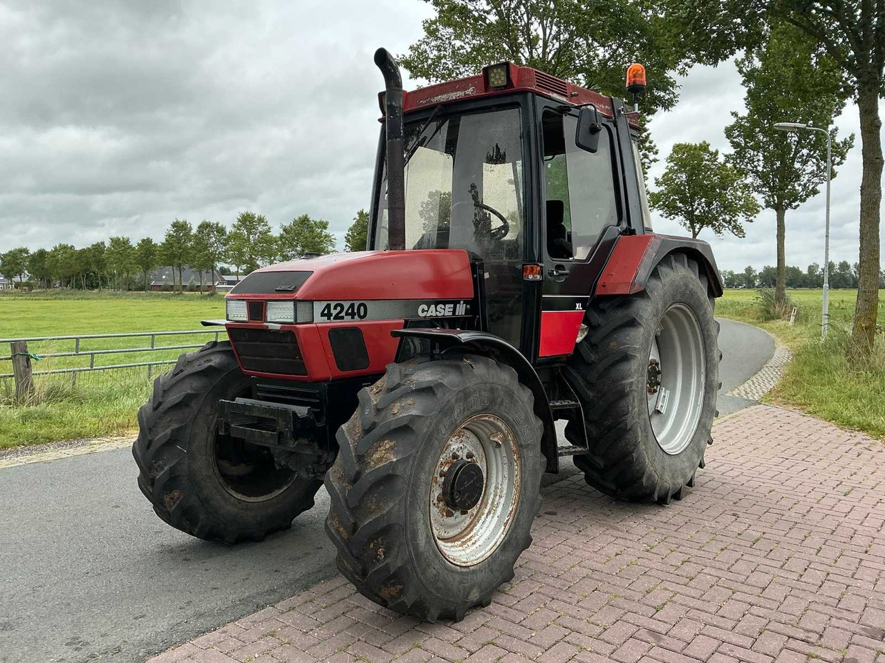Case ih 4230 xl - Traktor: gambar 1 Case ih 4230 xl - Traktor: gambar 1
