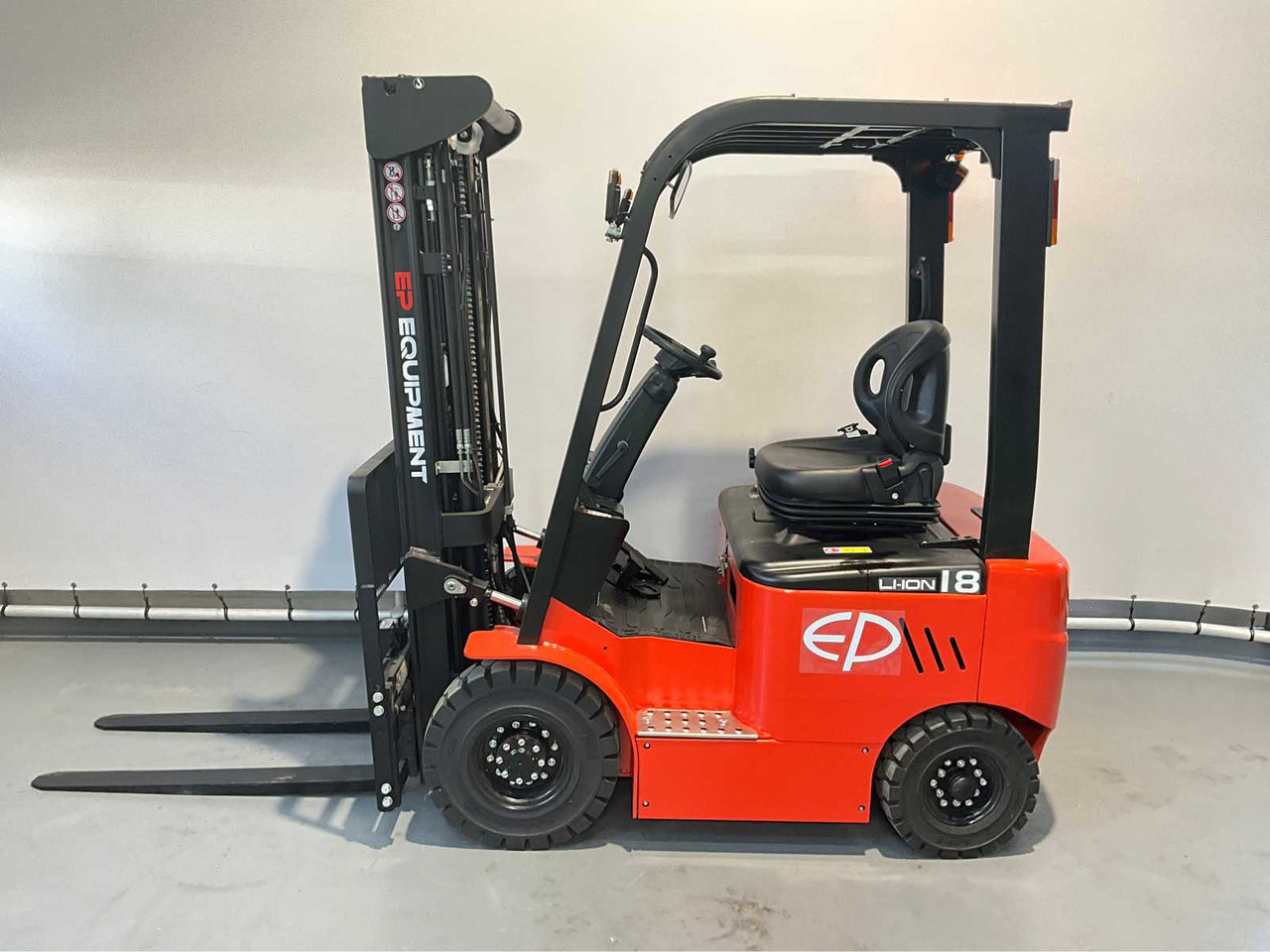 EP - EFL 181 - 4.8 METER TRIPLEX, LI-ION, FREE-LIFT, SIDE-SHIFT - FORKLIFT - Forklift: gambar 2 EP - EFL 181 - 4.8 METER TRIPLEX, LI-ION, FREE-LIFT, SIDE-SHIFT - FORKLIFT - Forklift: gambar 2