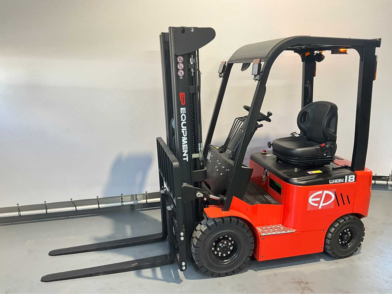 EP - EFL 181 - 4.8 METER TRIPLEX, LI-ION, FREE-LIFT, SIDE-SHIFT - FORKLIFT - Forklift: gambar 1 EP - EFL 181 - 4.8 METER TRIPLEX, LI-ION, FREE-LIFT, SIDE-SHIFT - FORKLIFT - Forklift: gambar 1