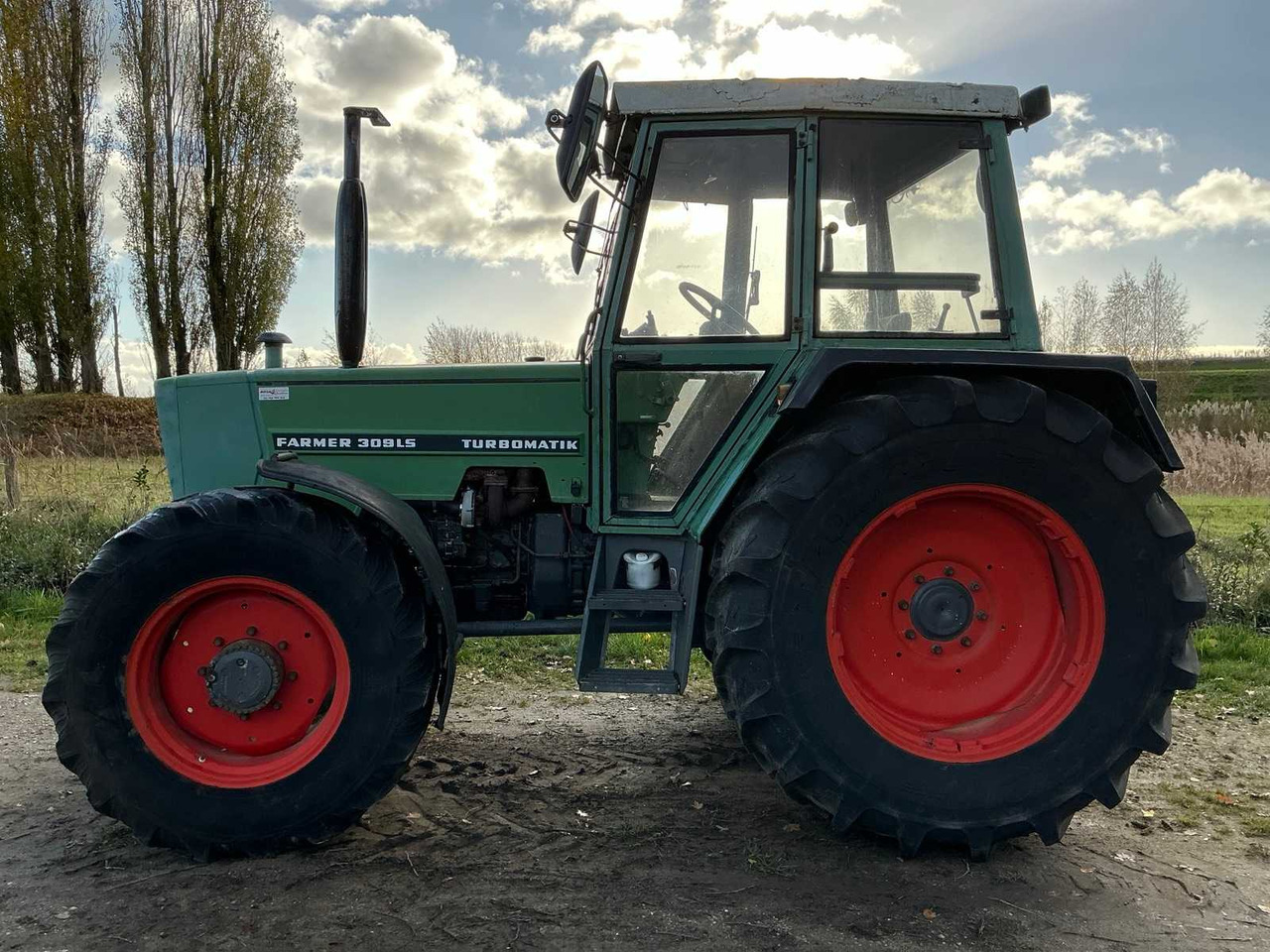 FENDT FARMER 309 LSA TURBOMATIK FOUR-WHEEL DRIVE AGRICULTURAL TRACTOR - Traktor: gambar 2 FENDT FARMER 309 LSA TURBOMATIK FOUR-WHEEL DRIVE AGRICULTURAL TRACTOR - Traktor: gambar 2