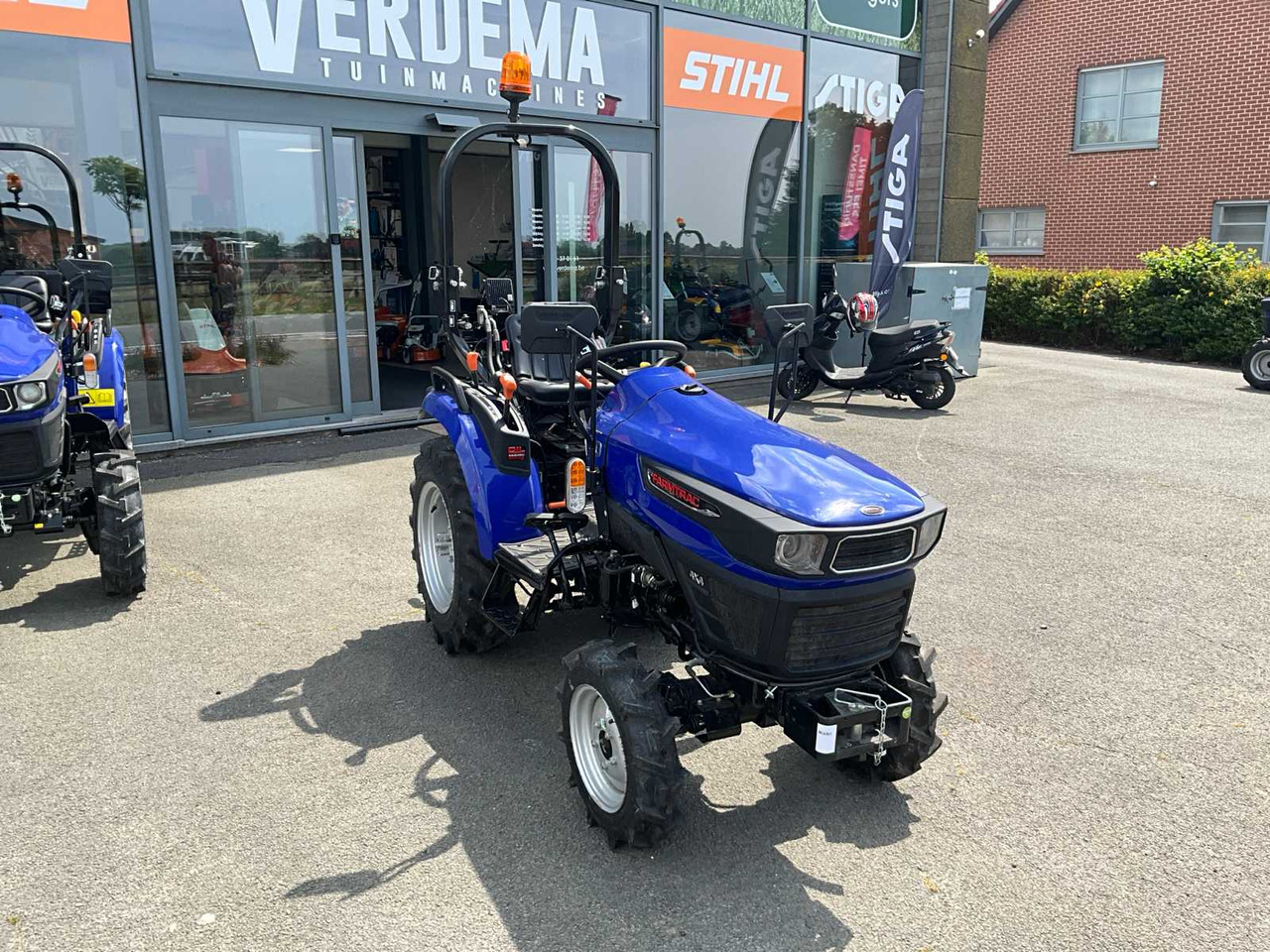Farmtrac 20 - Traktor kompak: gambar 4 Farmtrac 20 - Traktor kompak: gambar 4
