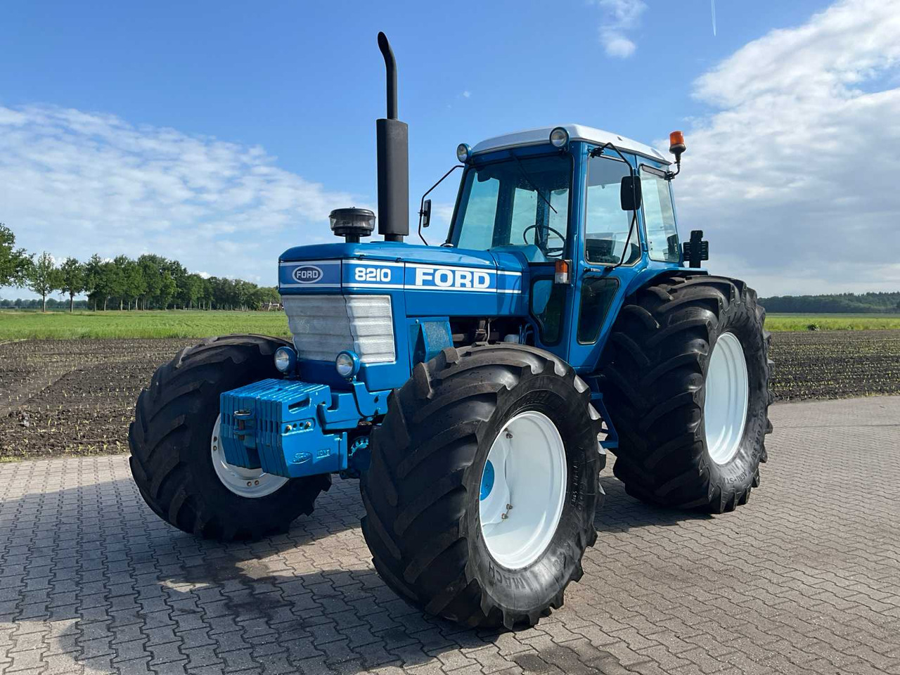 Ford 8210 - Traktor: gambar 2 Ford 8210 - Traktor: gambar 2