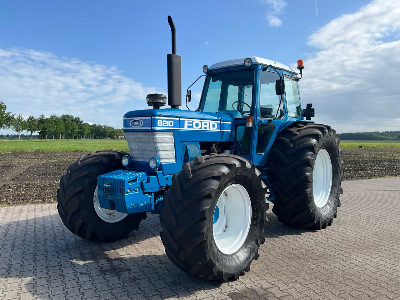 Ford 8210 - Traktor: gambar 1 Ford 8210 - Traktor: gambar 1