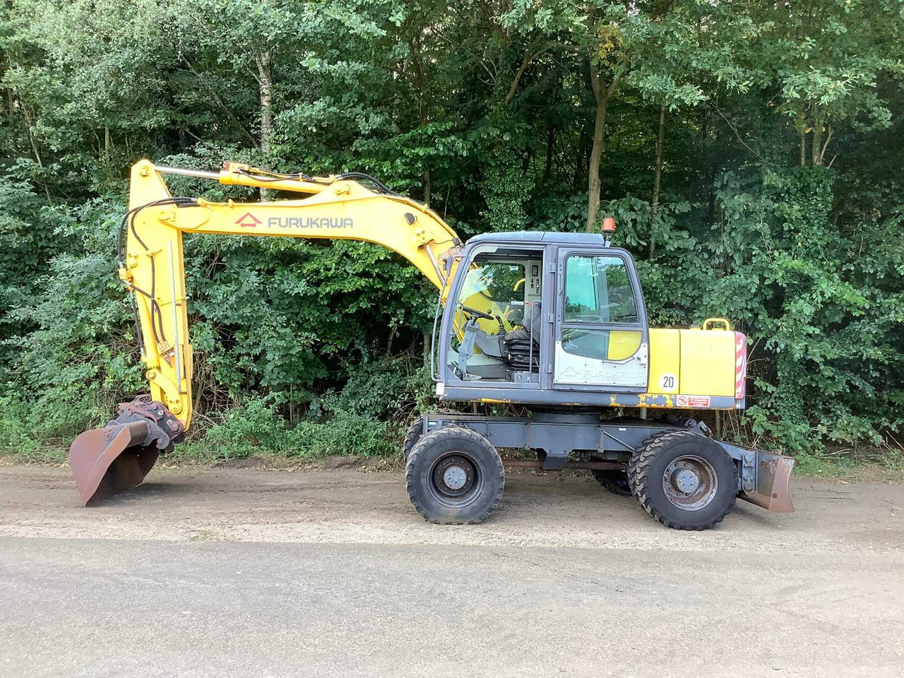 Furukawa W725LS - Ekskavator roda: gambar 2 Furukawa W725LS - Ekskavator roda: gambar 2