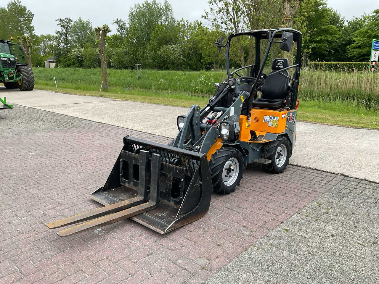 Giant G1200 - Wheel loader: gambar 1 Giant G1200 - Wheel loader: gambar 1