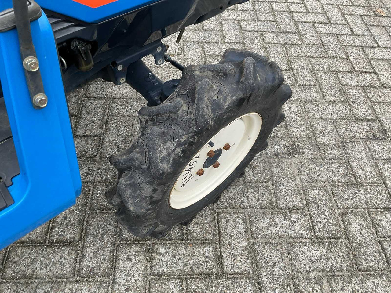 Traktor kompak Iseki Landhope 145: gambar 13 Traktor kompak Iseki Landhope 145: gambar 13