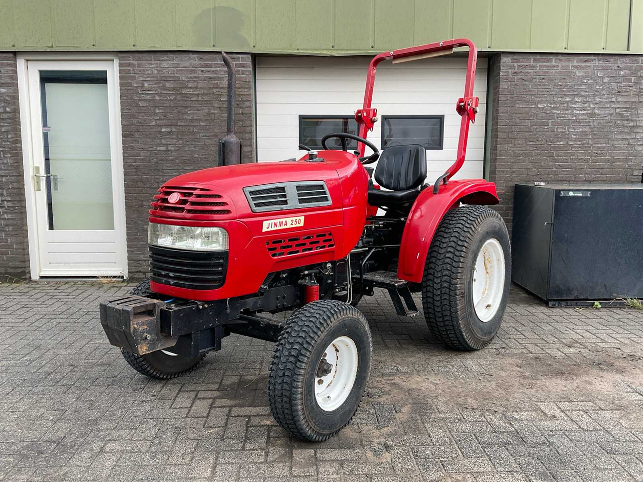 Jinma 250 - Traktor kompak: gambar 1 Jinma 250 - Traktor kompak: gambar 1