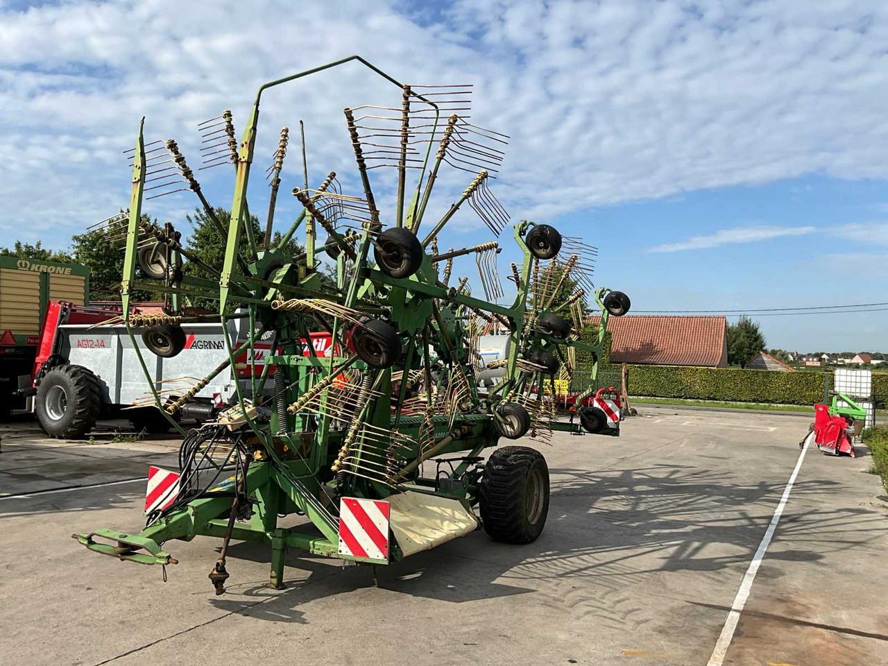 Krone Swadro 1250 - Peralatan untuk pembuatan jerami: gambar 1 Krone Swadro 1250 - Peralatan untuk pembuatan jerami: gambar 1