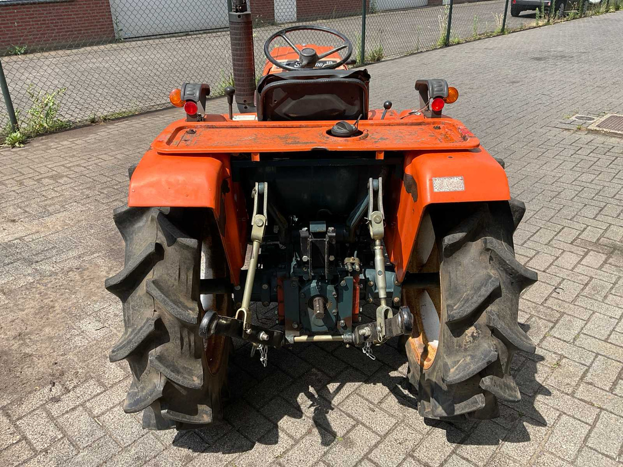 Kubota B1702 - Traktor kompak: gambar 4 Kubota B1702 - Traktor kompak: gambar 4