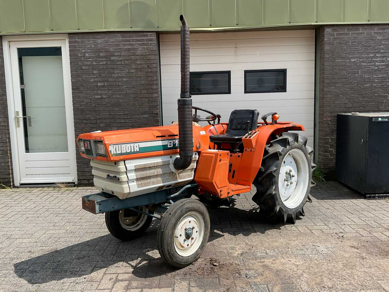 Kubota B1702 - Traktor kompak: gambar 1 Kubota B1702 - Traktor kompak: gambar 1
