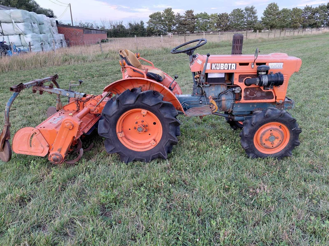 Kubota B7001 - Traktor kompak: gambar 1 Kubota B7001 - Traktor kompak: gambar 1