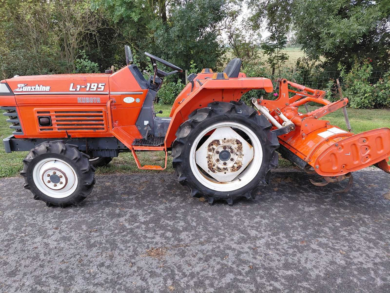 Kubota L1-18 - Traktor kompak: gambar 1 Kubota L1-18 - Traktor kompak: gambar 1