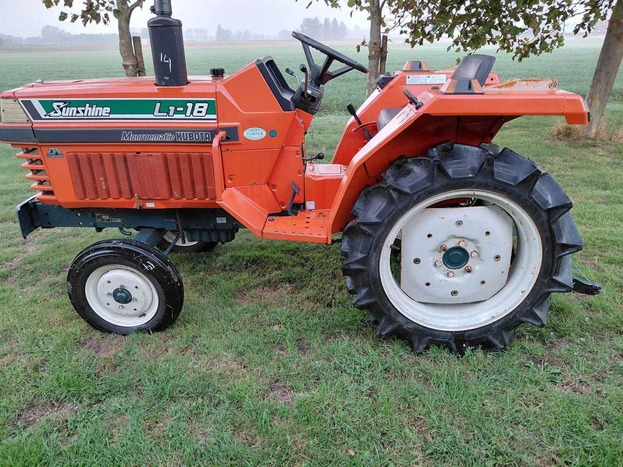 Kubota L1-18 - Traktor kompak: gambar 5 Kubota L1-18 - Traktor kompak: gambar 5