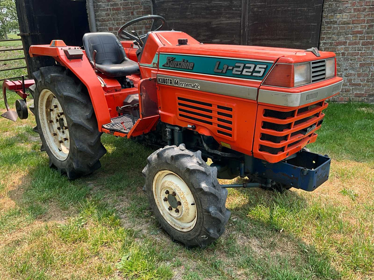 Kubota Sunshine L1-225 - Traktor kompak: gambar 3 Kubota Sunshine L1-225 - Traktor kompak: gambar 3