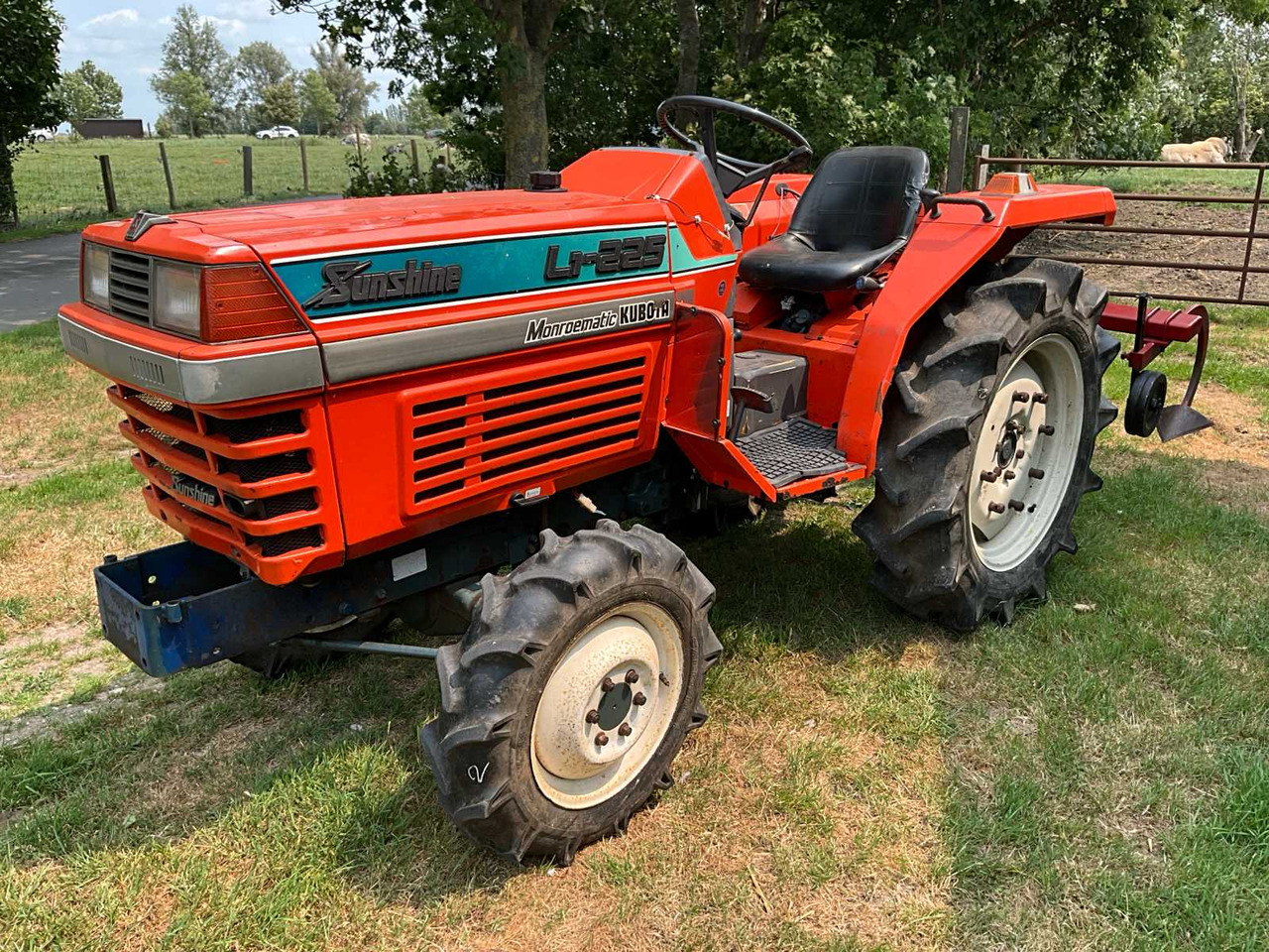 Kubota Sunshine L1-225 - Traktor kompak: gambar 1 Kubota Sunshine L1-225 - Traktor kompak: gambar 1