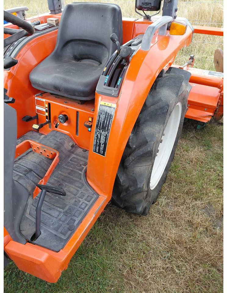 Kubota T240 - Traktor kompak: gambar 4 Kubota T240 - Traktor kompak: gambar 4