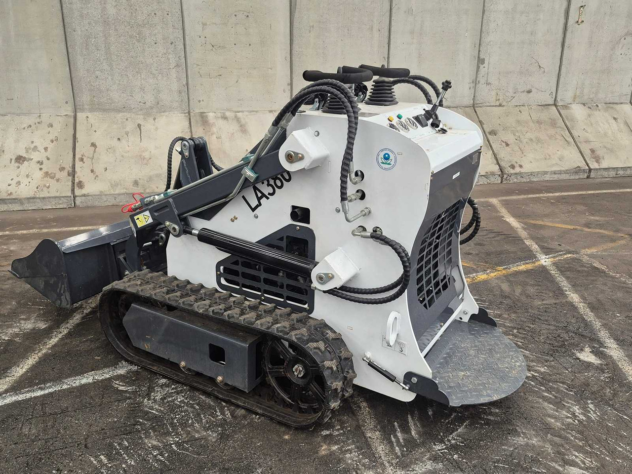 LADYS - 2025 - LA380 - SKID STEER LOADER - Track loader yang ringkas: gambar 1 LADYS - 2025 - LA380 - SKID STEER LOADER - Track loader yang ringkas: gambar 1