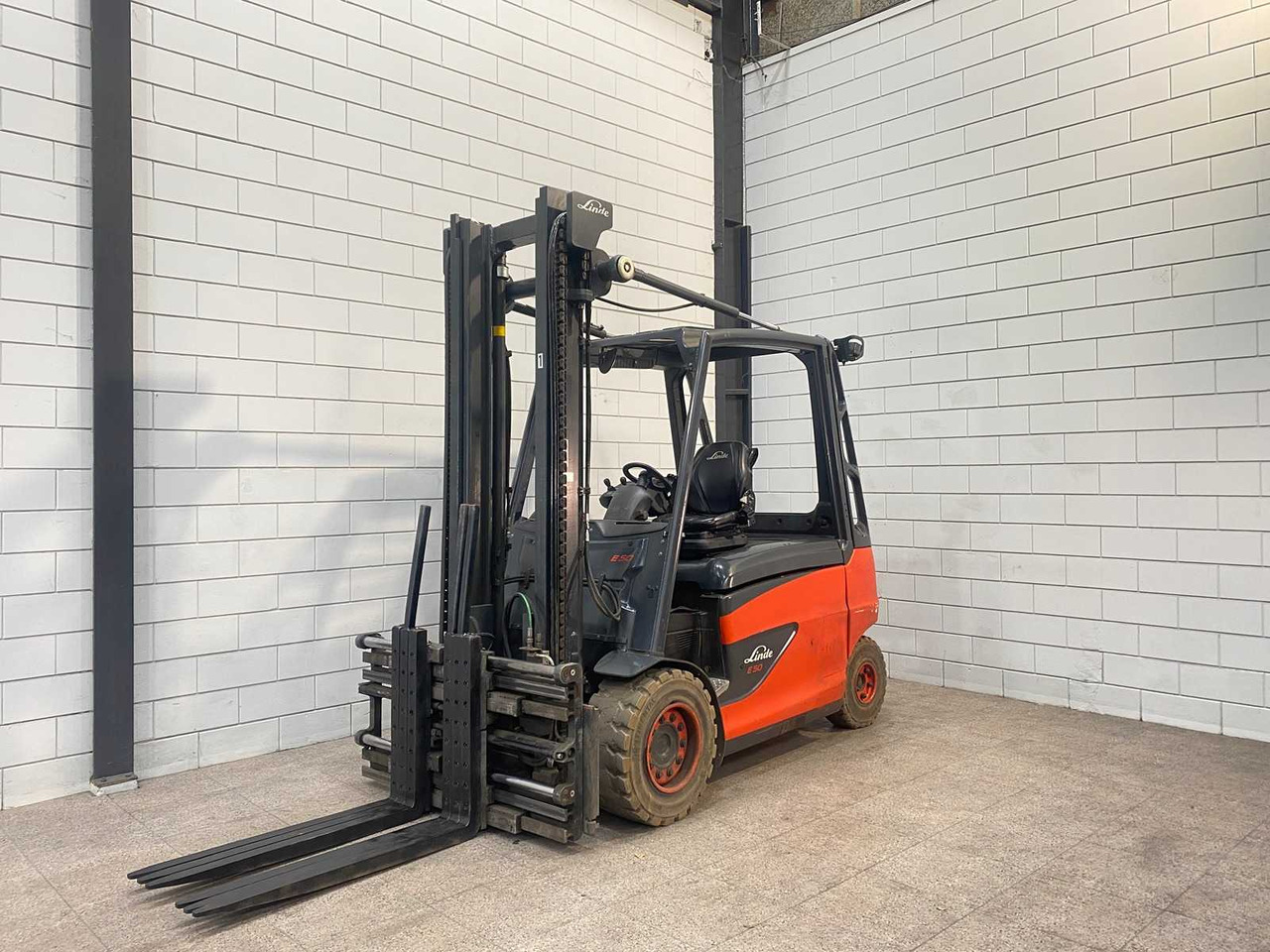 LINDE - 2019 - E50HL-01 - 5000KG LIFTING CAPACITY, TRIPLE LOADER - FORKLIFT - Forklift: gambar 1 LINDE - 2019 - E50HL-01 - 5000KG LIFTING CAPACITY, TRIPLE LOADER - FORKLIFT - Forklift: gambar 1