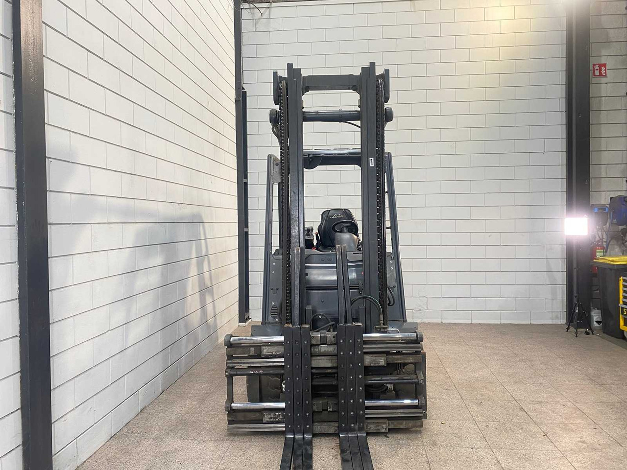 LINDE - 2019 - E50HL-01 - 5000KG LIFTING CAPACITY, TRIPLE LOADER - FORKLIFT - Forklift: gambar 4 LINDE - 2019 - E50HL-01 - 5000KG LIFTING CAPACITY, TRIPLE LOADER - FORKLIFT - Forklift: gambar 4