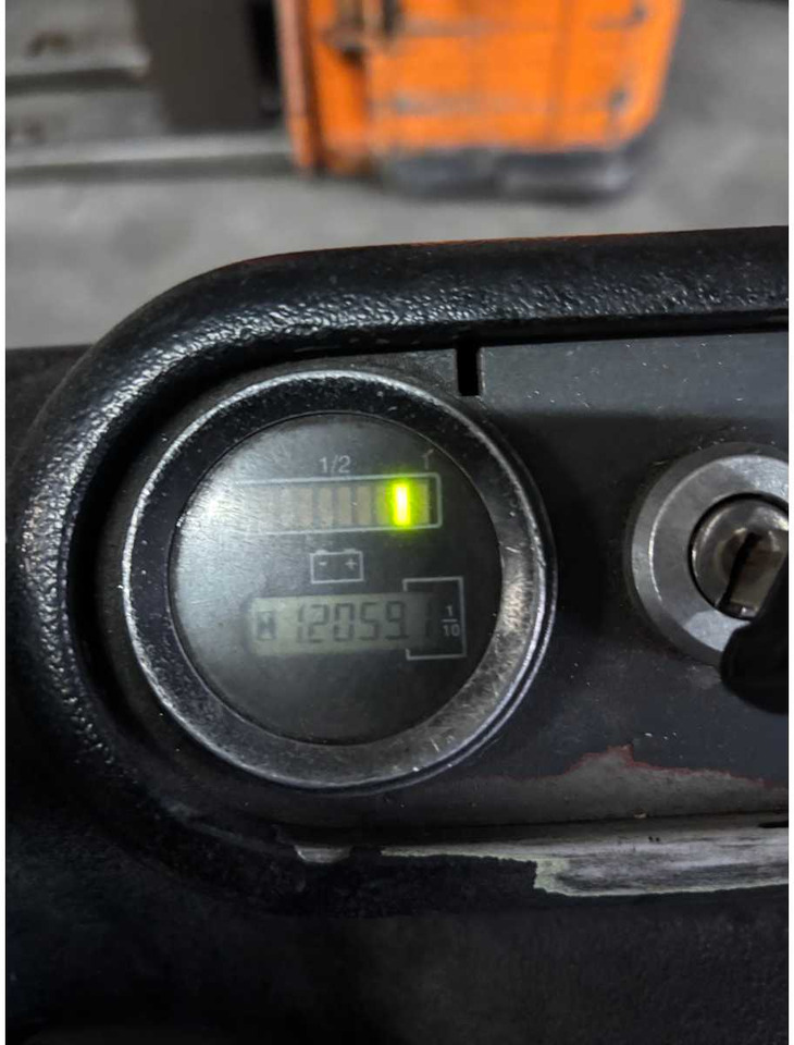 LINDE - L 16 - REACH FORKLIFT - 1999 - Forklift: gambar 4 LINDE - L 16 - REACH FORKLIFT - 1999 - Forklift: gambar 4