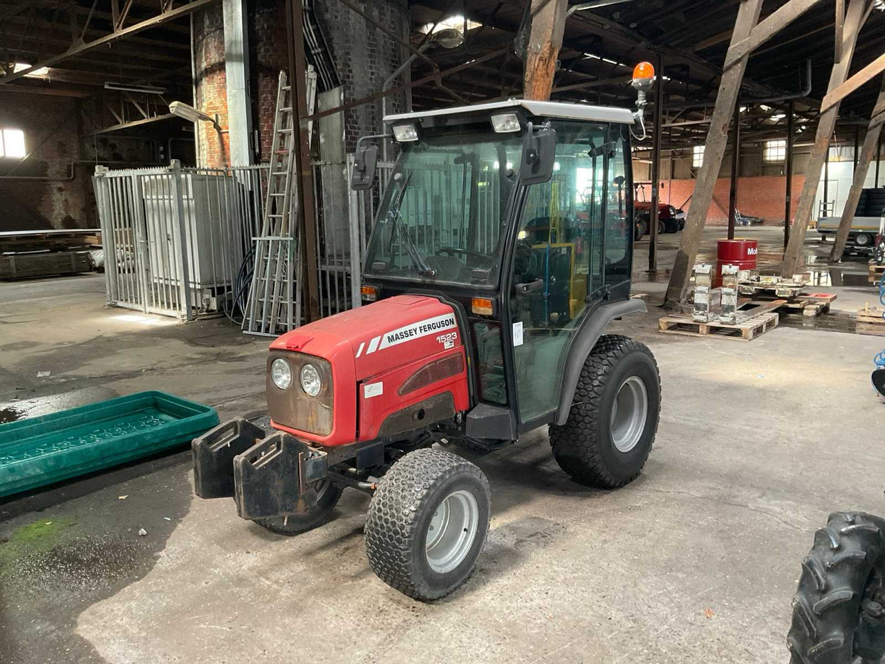 Massey Ferguson 1523 - Traktor kompak: gambar 1 Massey Ferguson 1523 - Traktor kompak: gambar 1