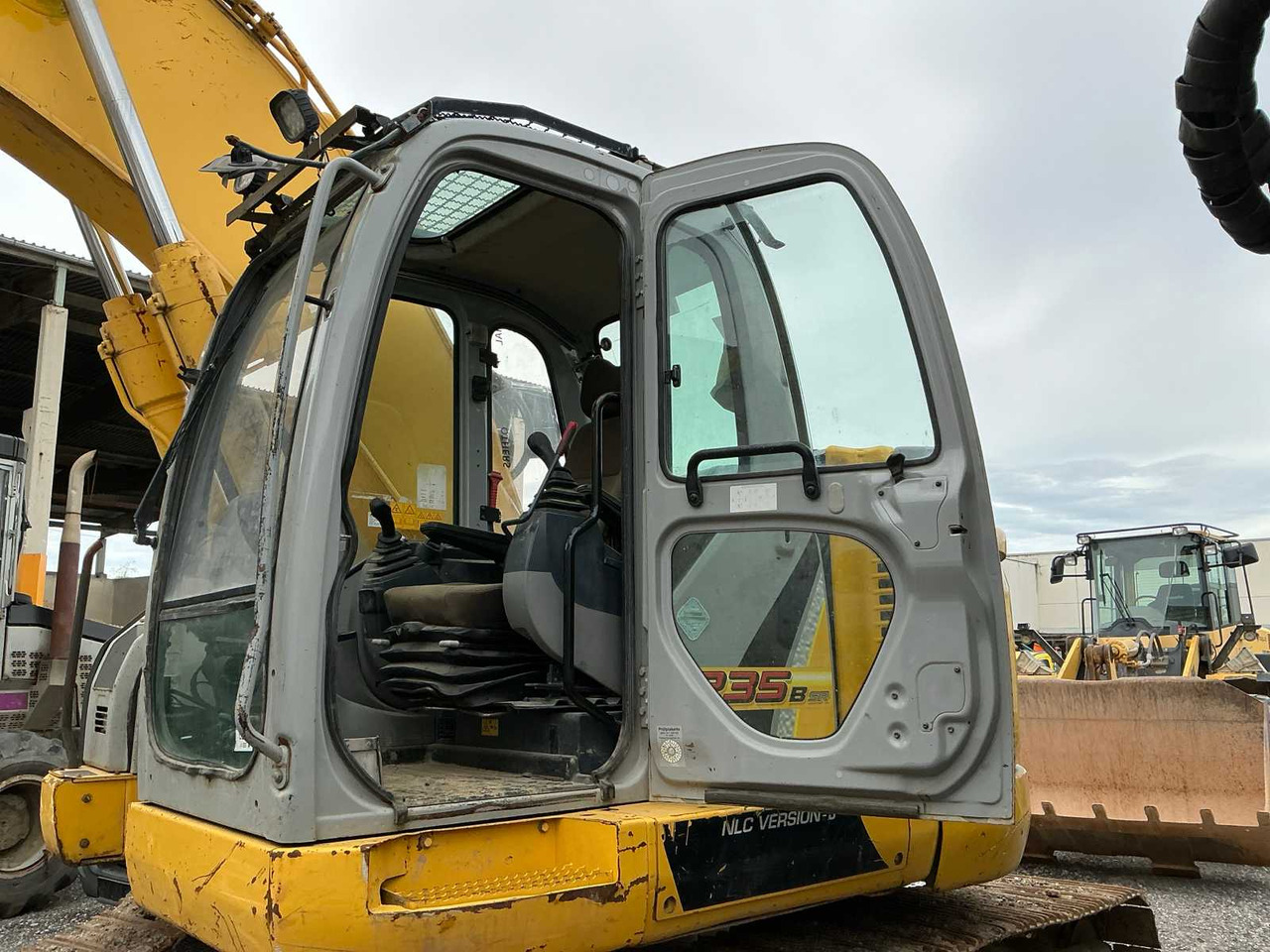 Ekskavator perayap New Holland E235BSR-2: gambar 32