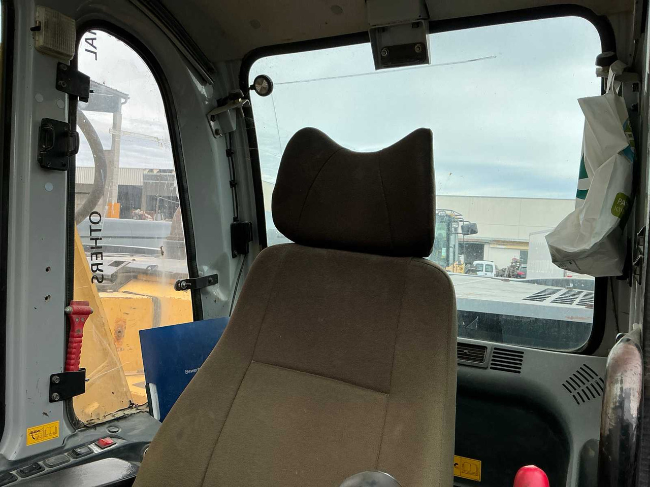 Ekskavator perayap New Holland E235BSR-2: gambar 35