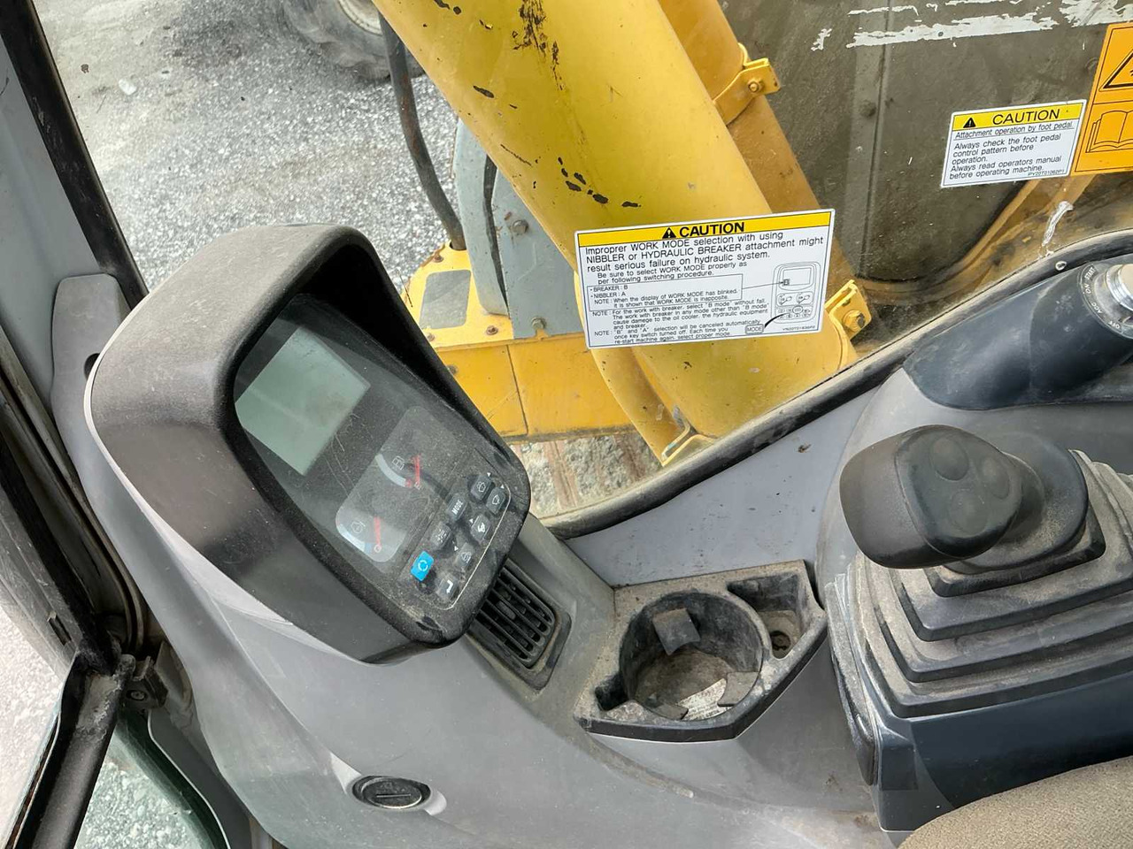 Ekskavator perayap New Holland E235BSR-2: gambar 37