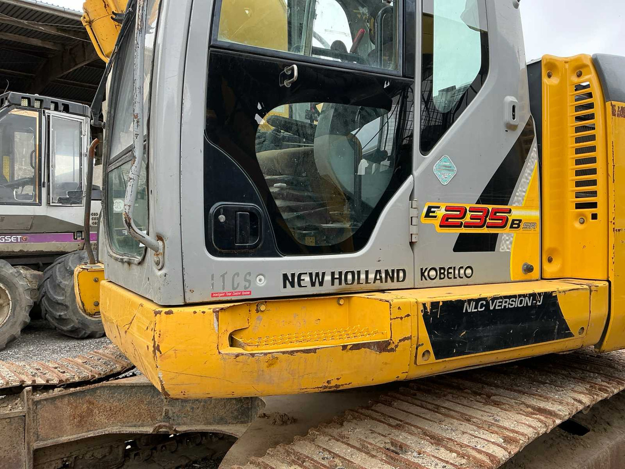 Ekskavator perayap New Holland E235BSR-2: gambar 24