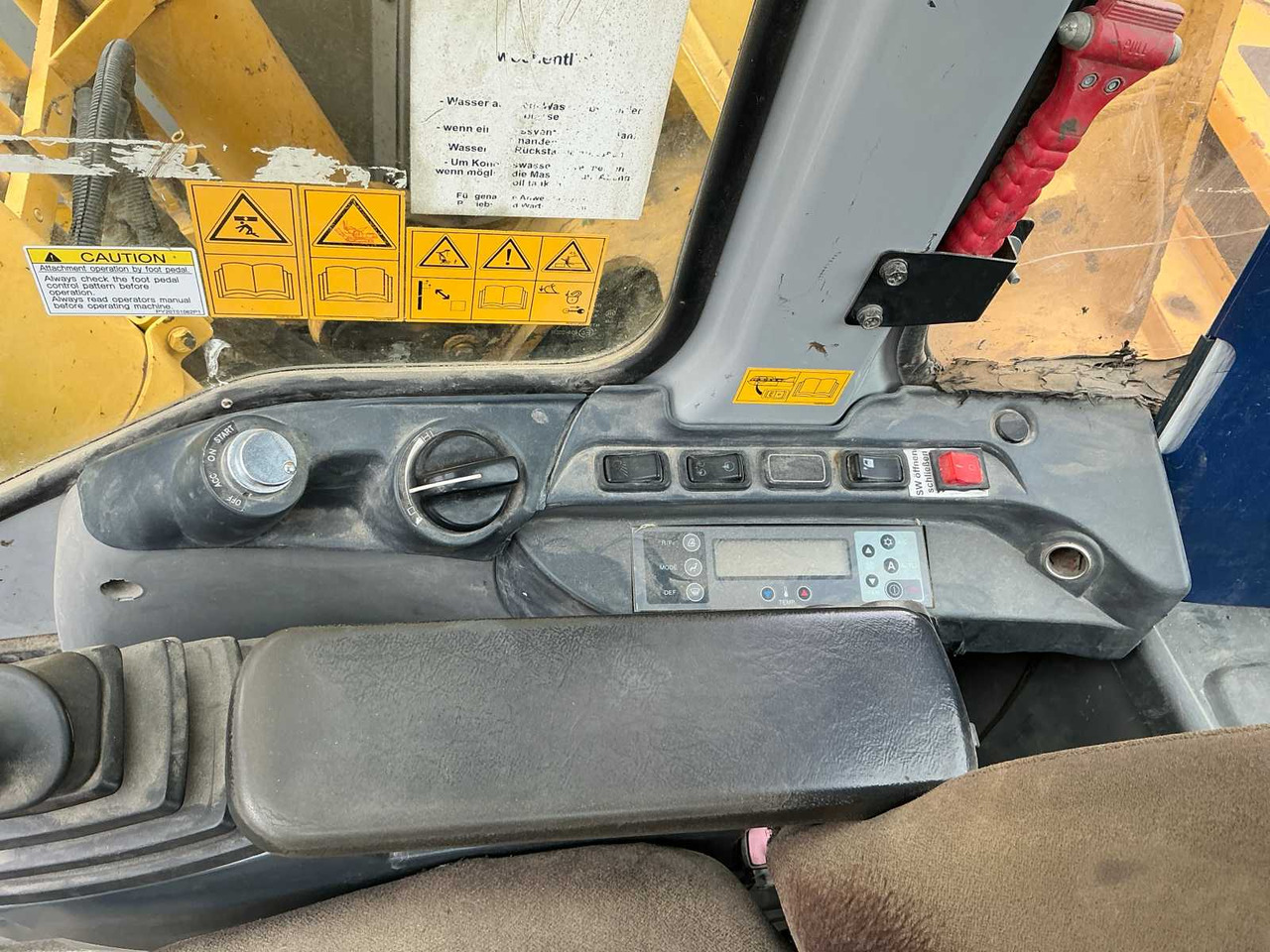 Ekskavator perayap New Holland E235BSR-2: gambar 38