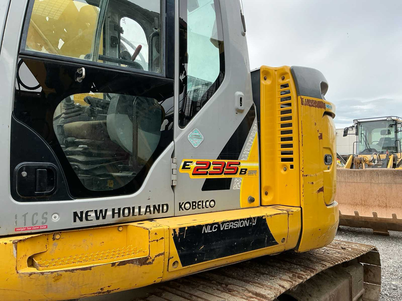 Ekskavator perayap New Holland E235BSR-2: gambar 25