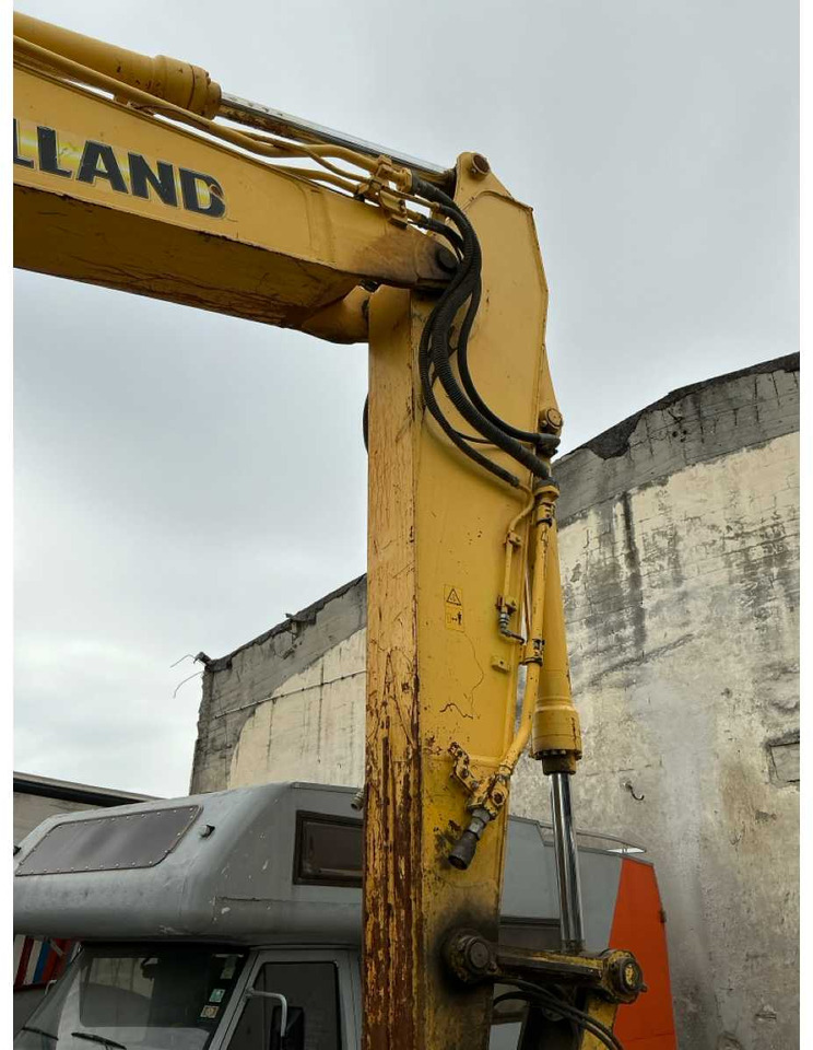 Ekskavator perayap New Holland E235BSR-2: gambar 12