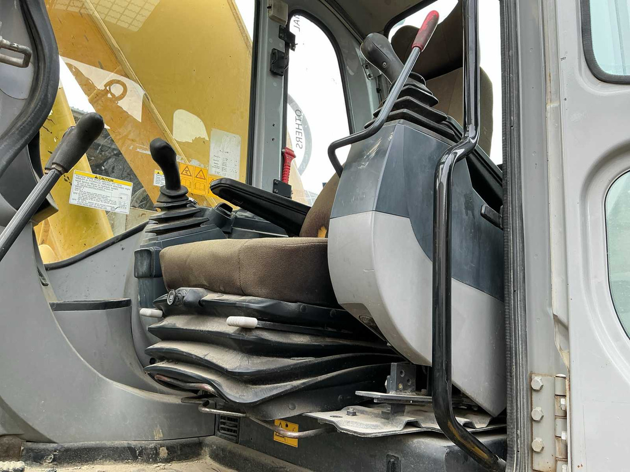 Ekskavator perayap New Holland E235BSR-2: gambar 33