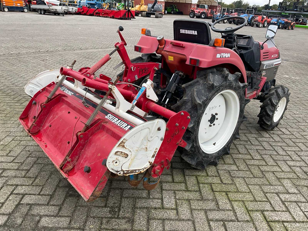 Shibaura P185F - Traktor kompak: gambar 3 Shibaura P185F - Traktor kompak: gambar 3