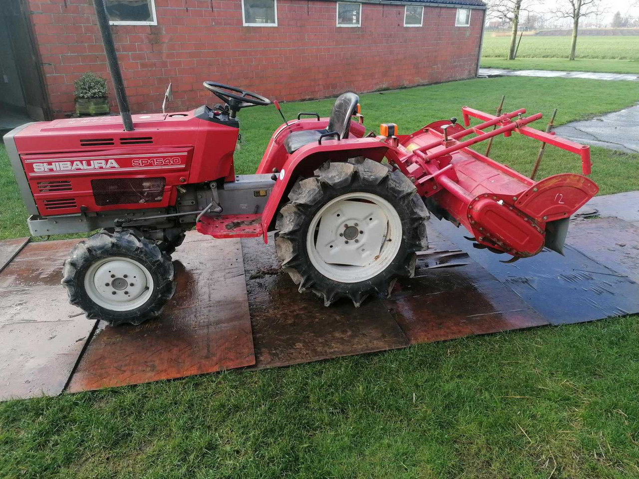 Shibaura SP1540 - Traktor kompak: gambar 1 Shibaura SP1540 - Traktor kompak: gambar 1